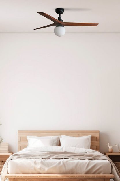 Ventilador de techo con luz silencioso FARO KLIM M en negro y nogal, modelo moderno para interior con casquillo E27, ventilación eficiente de LUZGURU ref. 34277-11L