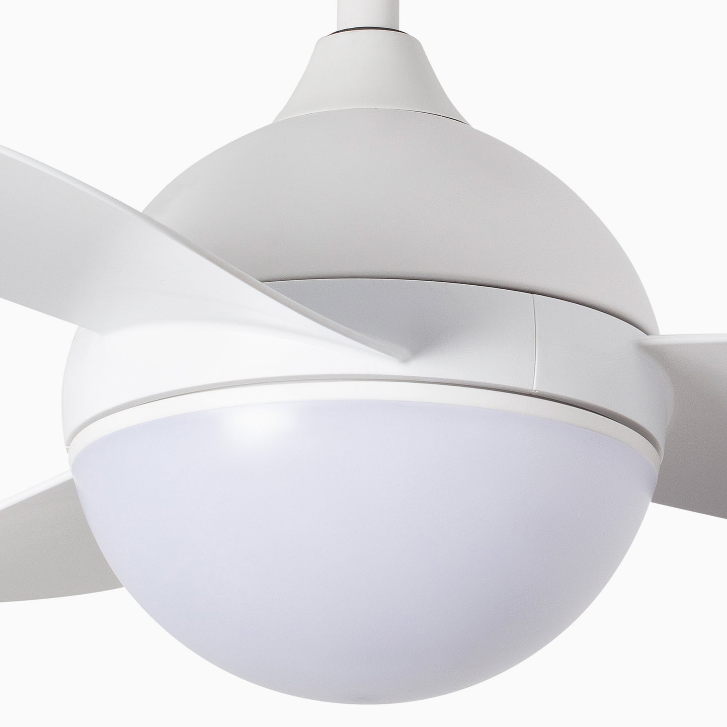 Ventilador de techo blanco con luz LED integrada, motor DC silencioso y mando a distancia FARO 3430, ref. 34300, ventilación eficiente y diseño moderno LUZGURÚ