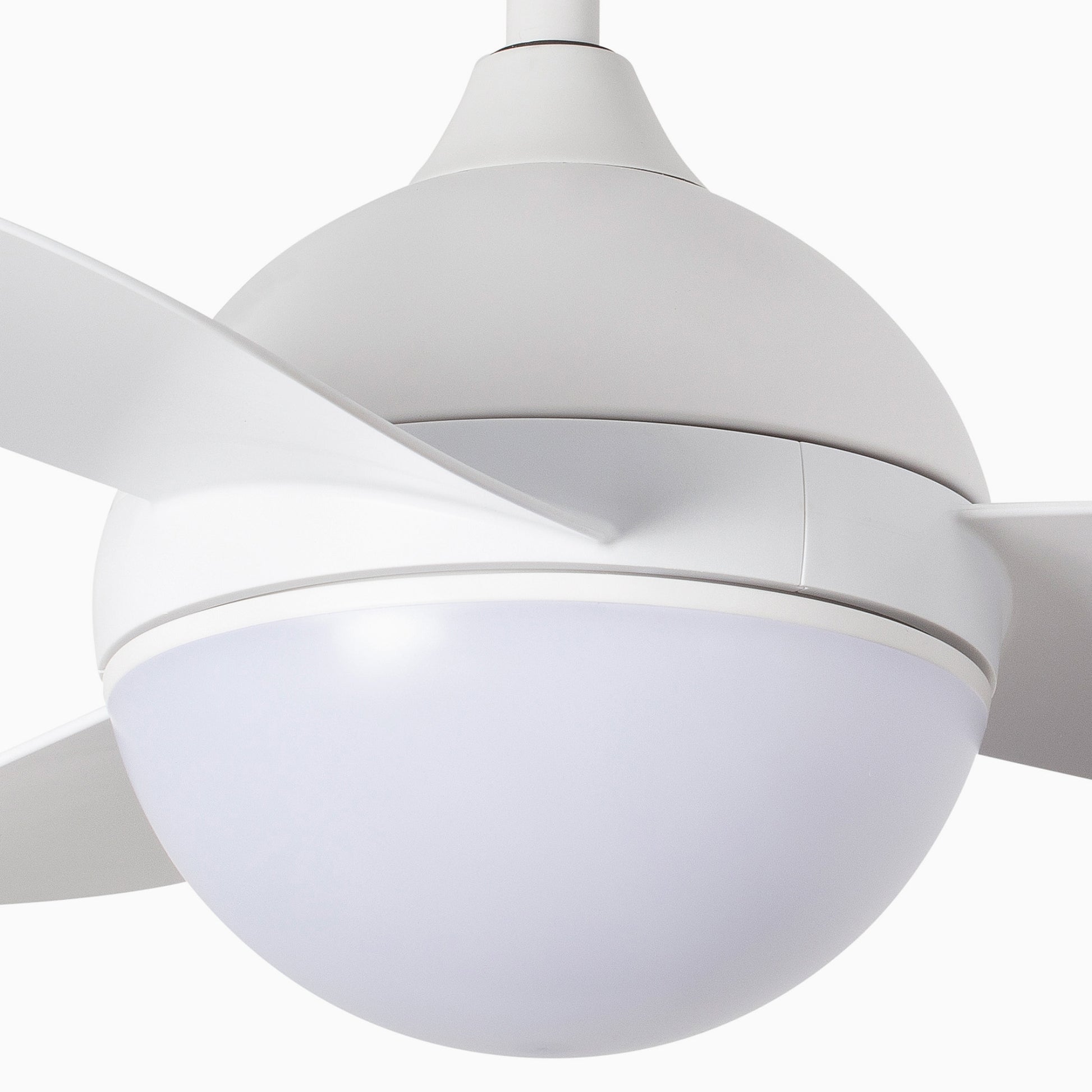 Ventilador de techo blanco con luz LED integrada, motor DC silencioso y mando a distancia FARO 3430, ref. 34300, ventilación eficiente y diseño moderno LUZGURÚ