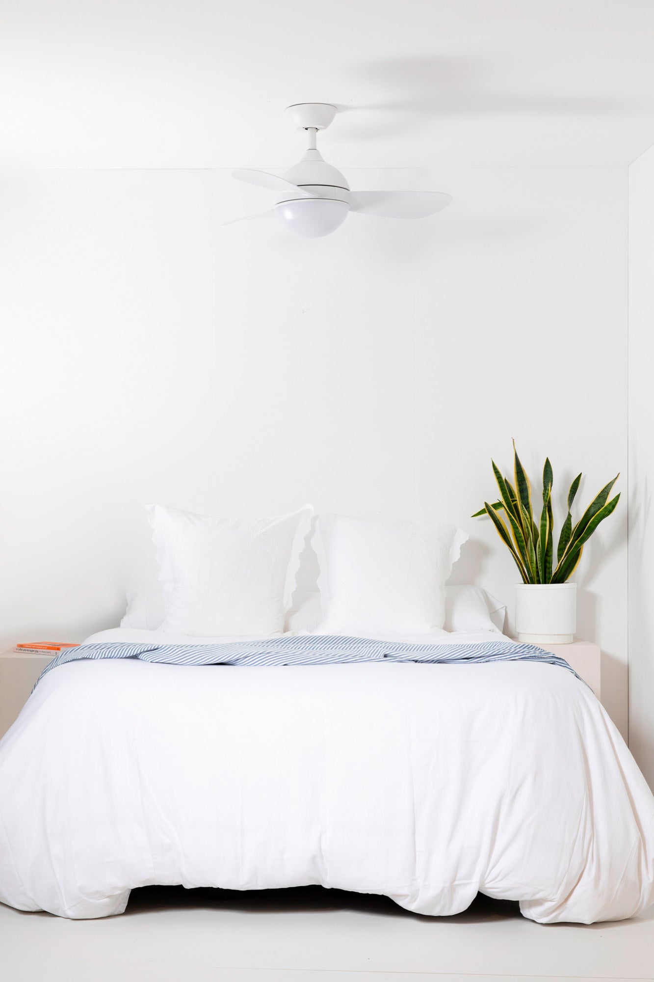 Ventilador de techo blanco con LED y motor DC silencioso FARO 3430, ref 34300 de LUZGURÚ, ideal para ventilación con luz y mando a distancia