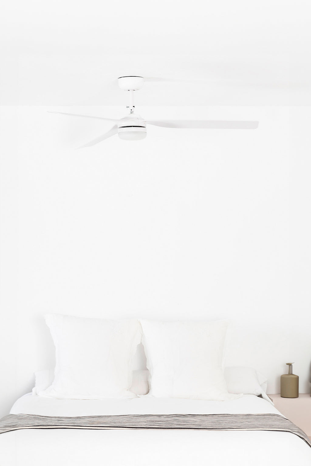 Ventilador de techo LED blanco silencioso FARO 33814 con 6 velocidades, mando a distancia, función inversa y bajo consumo - Ref: 33814-20 LUZGURU