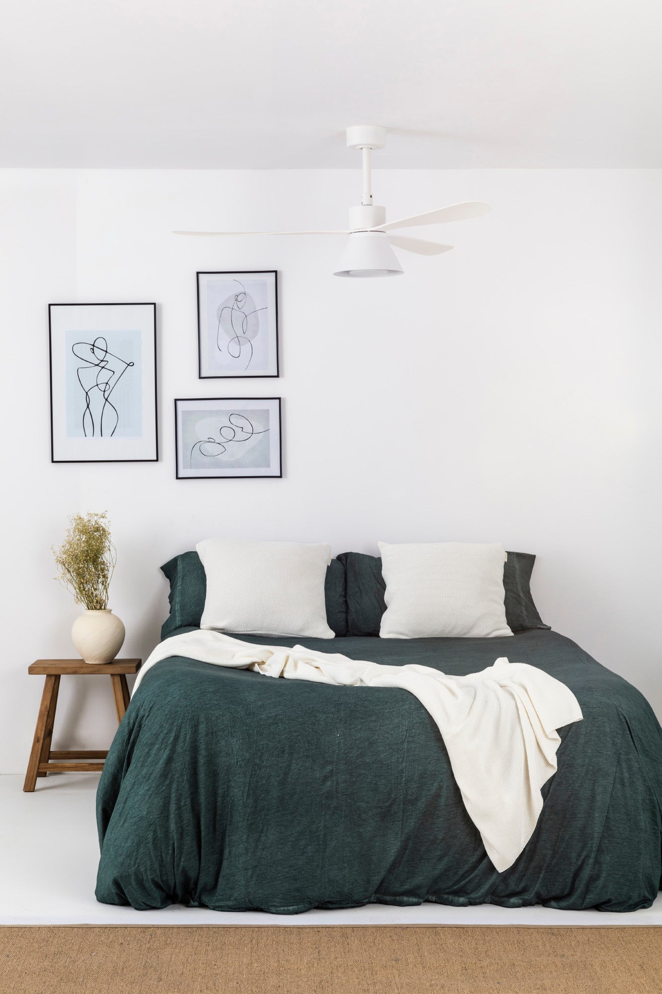 Moderno ventilador de techo con luz LED indirecta FARO 3328 en blanco, ref. 33760-22 de Luzguru, silencioso y elegante para dormitorio o salón