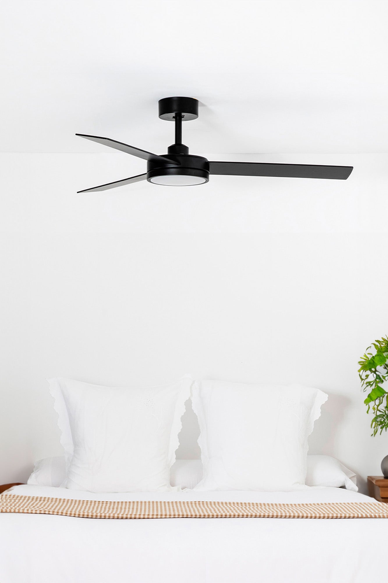 Ventilador de techo LED negro silencioso FARO Serie 3426 Ref 34261, diseño moderno con luz integrada para dormitorio y salón interior