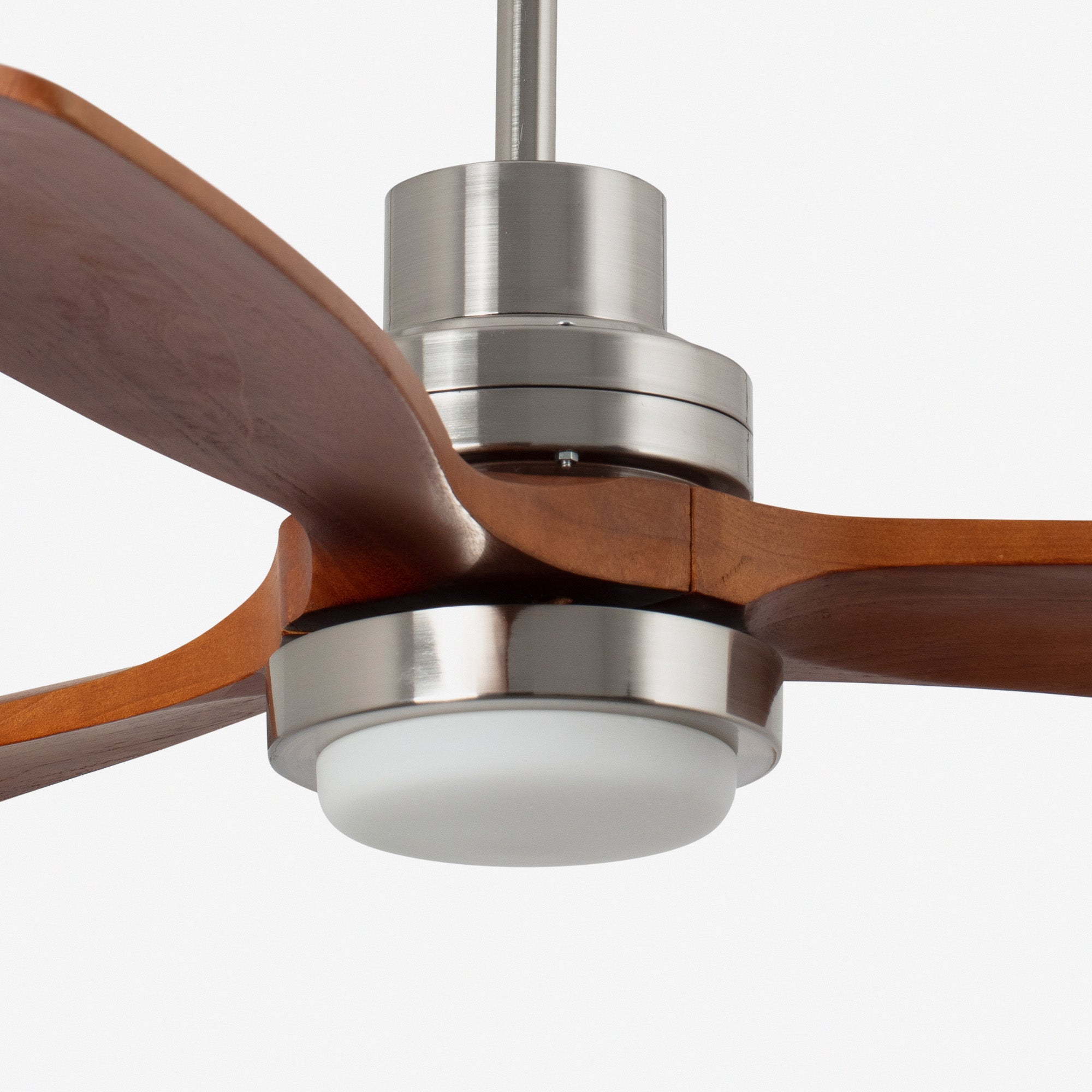 Moderno ventilador de techo con luz LED Lantau XL en níquel mate, silencioso motor DC, FARO ref 33463DC, diseño interior LUZGURÚ