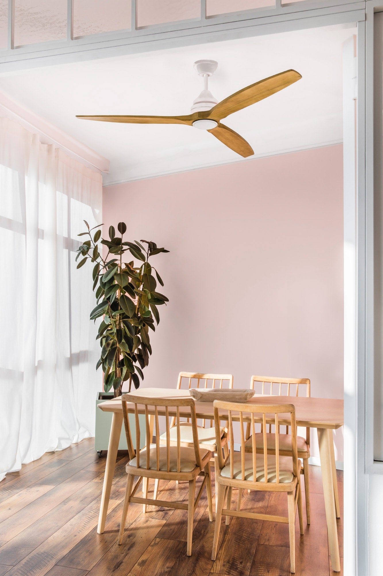 Ventilador de techo FARO 3379 con motor DC silencioso, diseño moderno en blanco con luz integrada y elementos de madera, ref 33727DC, LUZGURU