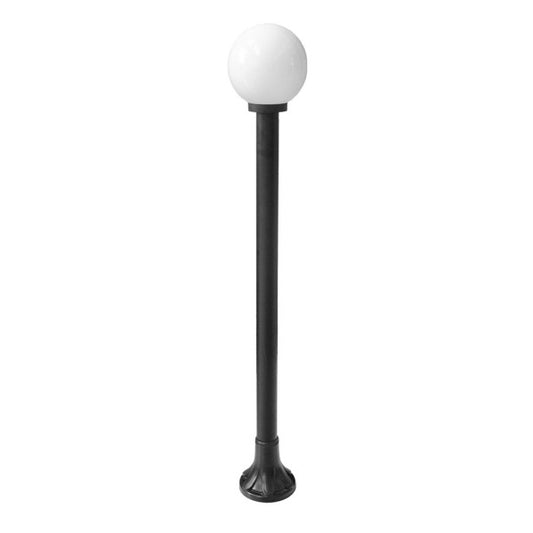 Farola exterior Abanto negra de Fabrilamp, diseño moderno y resistente a la intemperie. Ideal para jardines y patios.