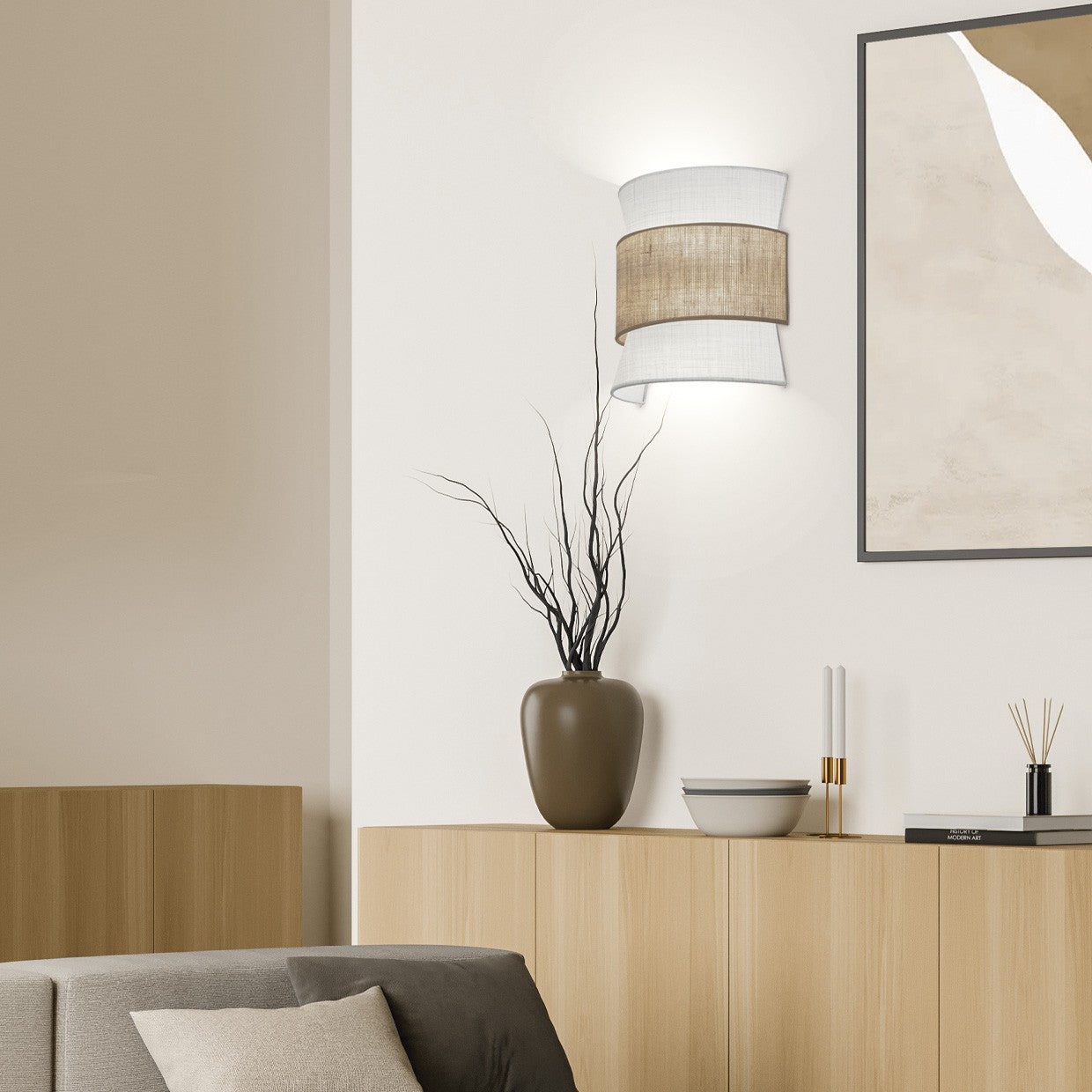 Aplique Sabina en detalle con texturas de tela marfil y banda marrón