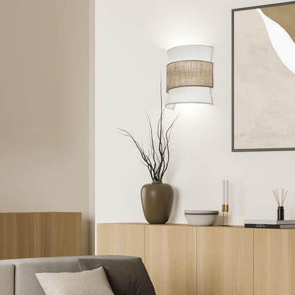 Aplique Sabina en detalle con texturas de tela marfil y banda marrón