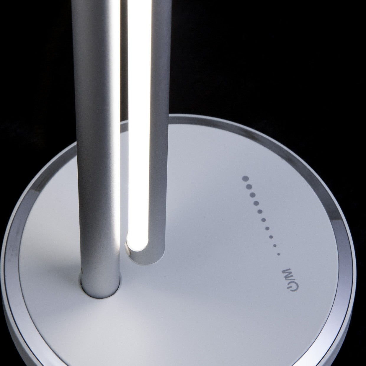Flexo Buros Plata LED 12W AJP/Alemar (Ref. 10991): Dimensiones detalladas. Iluminación regulable 3000-6000K para una atmósfera perfecta.  Diseño elegante y moderno. Luzguru.com
