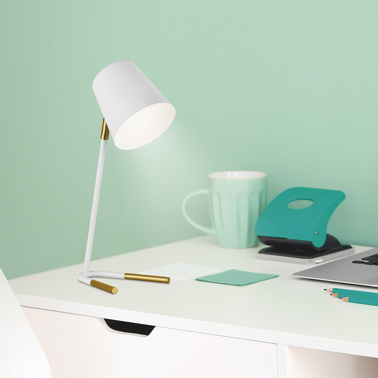 Flexo DIMAS Blanco-Oro AJP/Alemar (Ref. 10966) - Medidas: [inserta medidas aquí].  Iluminación elegante y funcional para tu hogar. LuzGuru.
