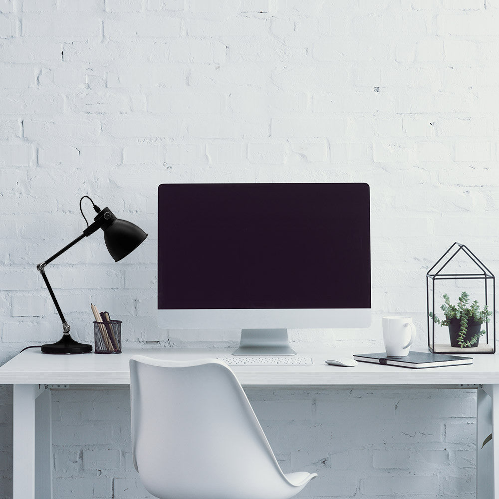 Flexo Igor fabricado en metal lacado color negro para iluminar tu espacio