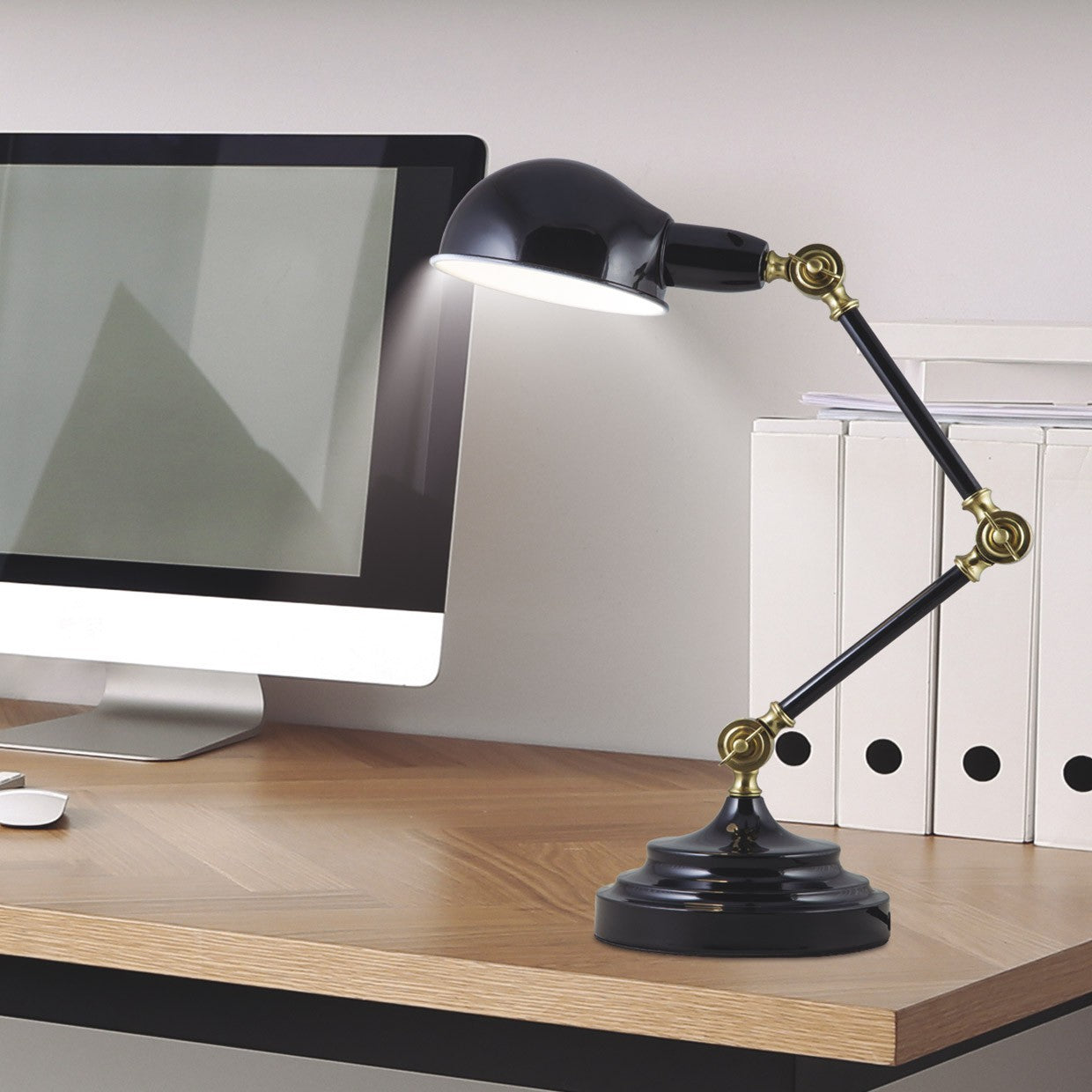 Flexo TADAO AJP/Alemar (Ref. 10933): Dimensiones detalladas. Elegante diseño negro y latón, cabezal orientable para iluminación precisa. LuzGuru.com
