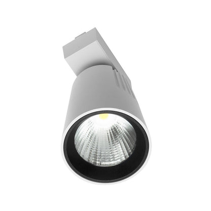 Iluminación direccional y elegante ideal para tiendas y galerías