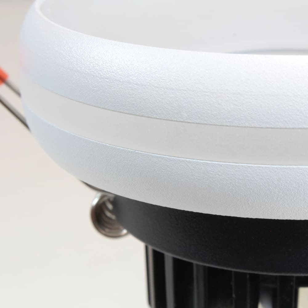 Iluminación discreta ideal para baños y exteriores