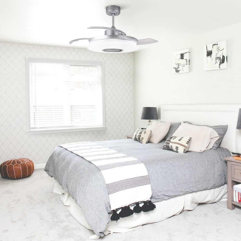 Moderno ventilador con luz y altavoz ideal para salas de estar