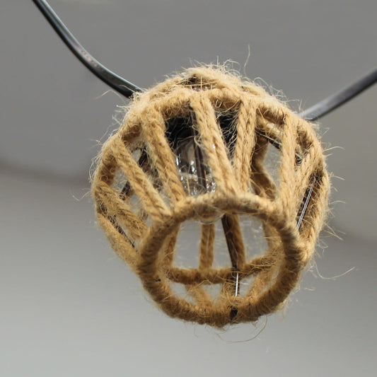 Guirnalda Etna fabricada en plástico color negro con bombillas E12