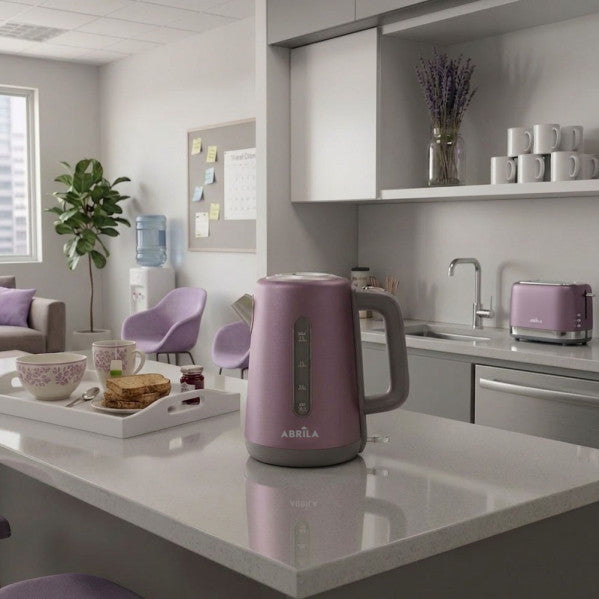 Hervidor de Agua Eléctrico Toral 1,7 L 2200 W Violeta/Gris Fabrilamp instalada en ambiente decorativo de salón o dormitorio | Fabrilamp / Abrila