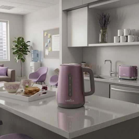 Hervidor de Agua Eléctrico Toral 1,7 L 2200 W Violeta/Gris Fabrilamp instalada en ambiente decorativo de salón o dormitorio | Fabrilamp / Abrila