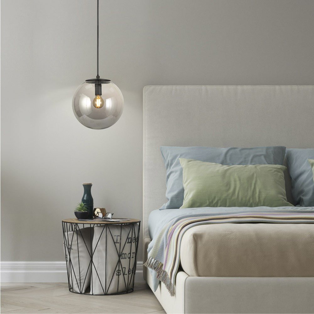 Lámpara Boston fabricada en acero color negro con cristal fumé