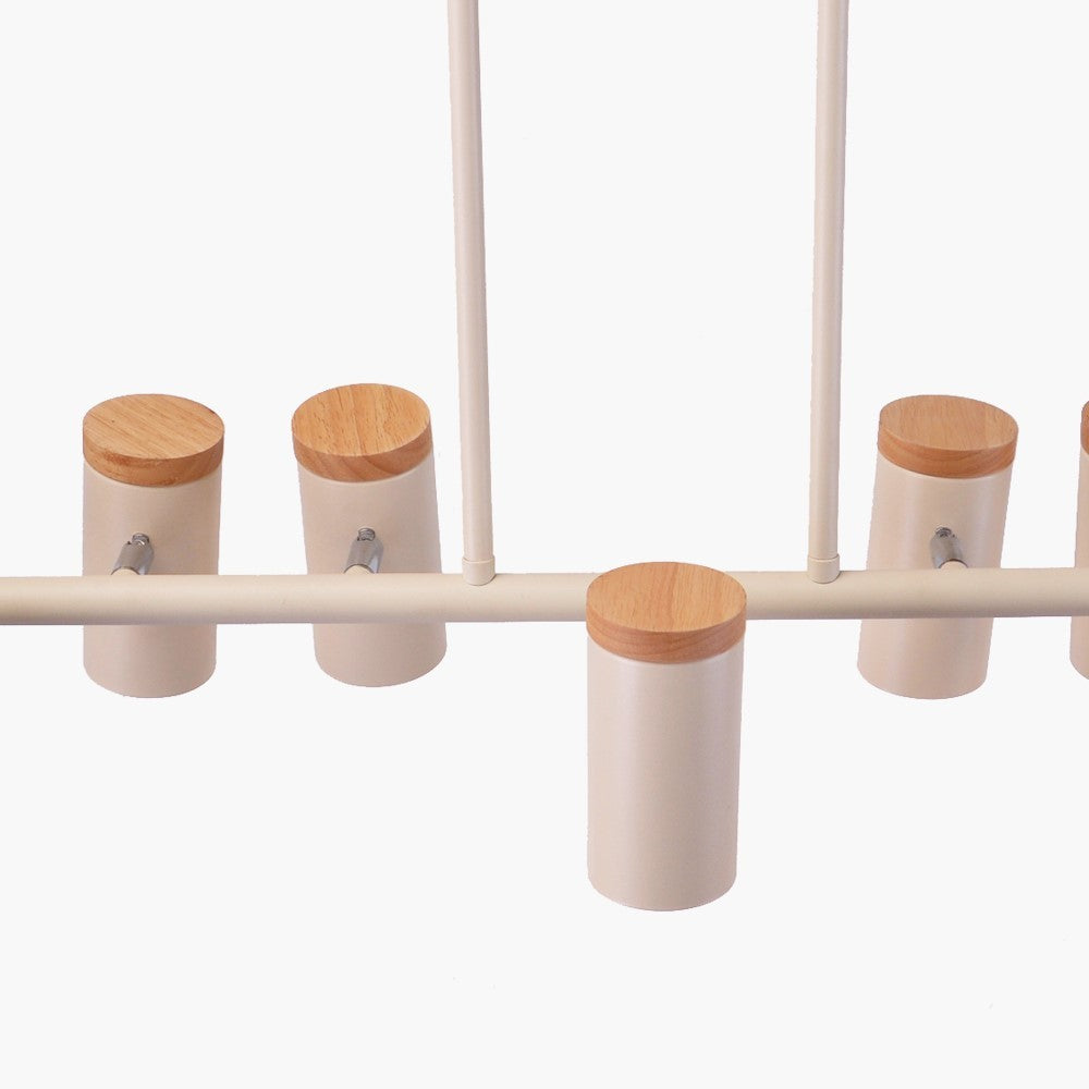 Lámpara Gio fabricada en metal color crema con detalles en madera beige