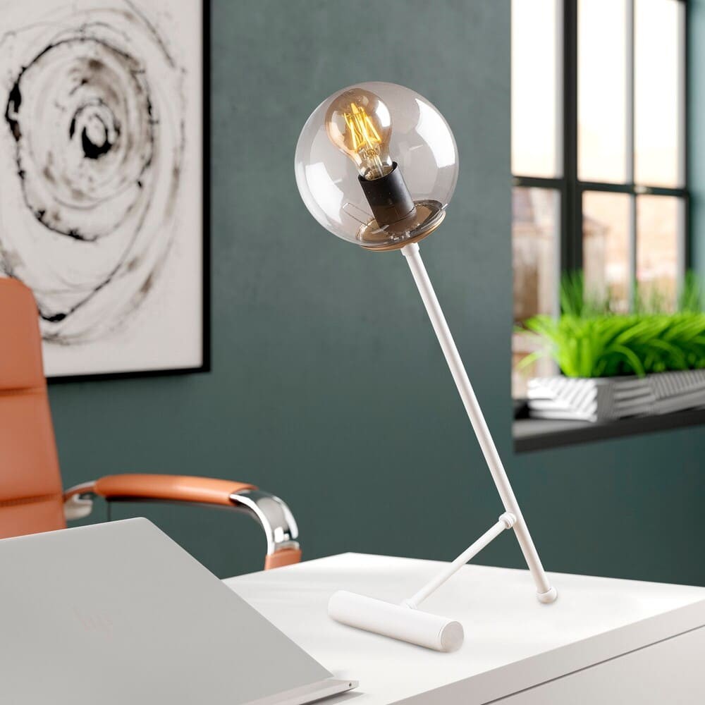 Lámpara de mesa con protección IP20 para uso interior.
