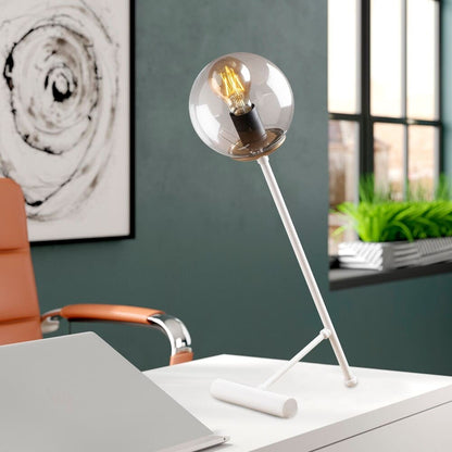 Lámpara de mesa con protección IP20 para uso interior.