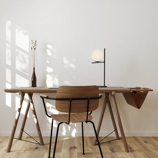 Lámpara Boston fabricada en Acero color Negro con tulipa de cristal opal