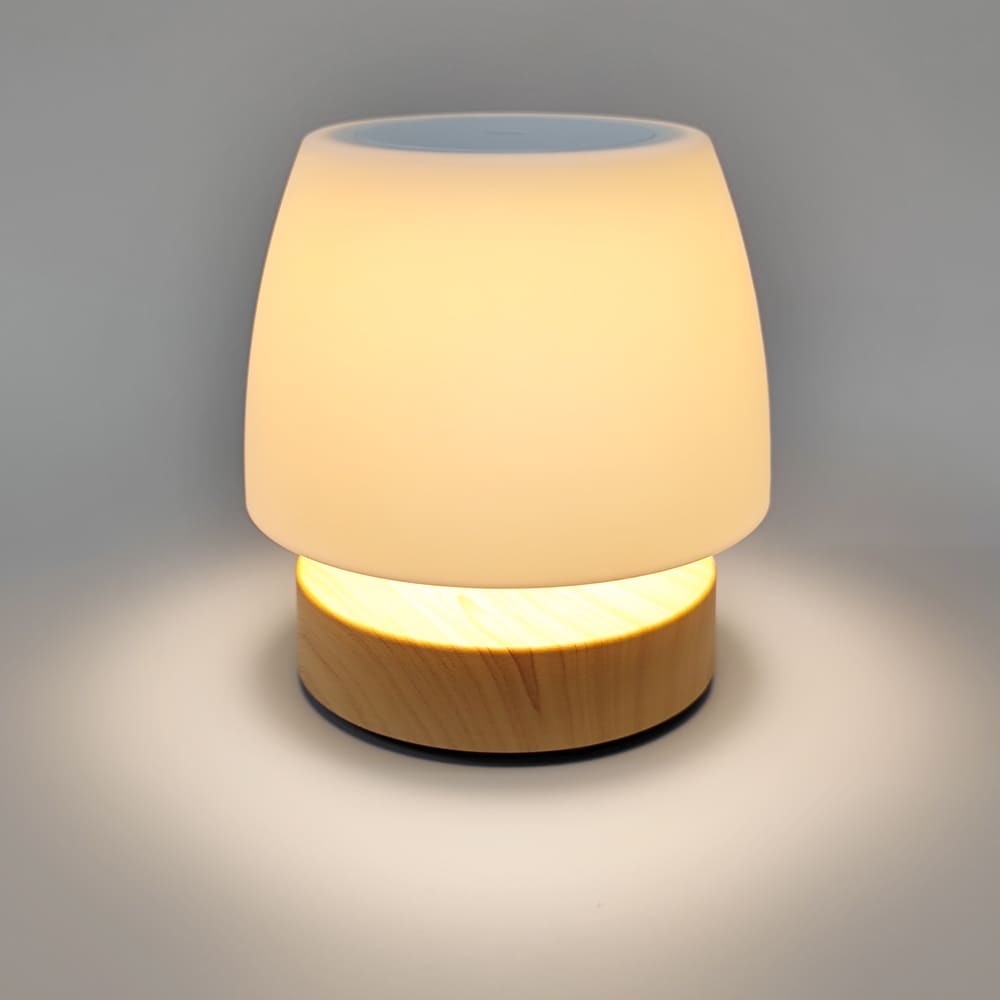 Lámpara de mesa fabricada en ABS color madera clara con difusor de policarbonato blanco