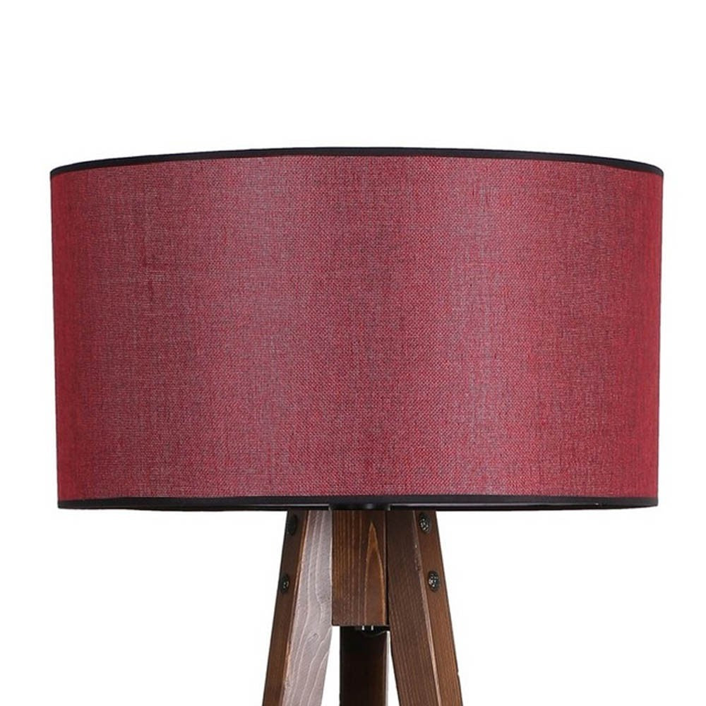 Lámpara de pie fabricada en madera color burdeos con mesa auxiliar