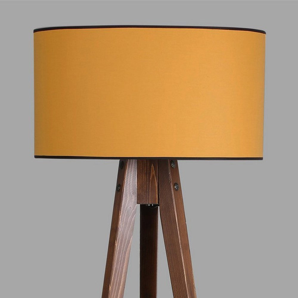 Lámpara de pie fabricada en madera color mostaza
