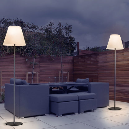Elegante lámpara solar de pie, ideal para iluminar tu terraza