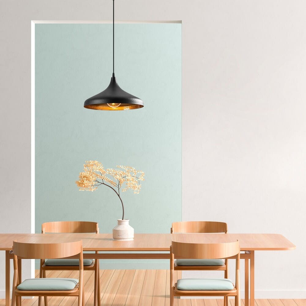 Elegante lámpara de techo negra y dorada ideal para salón