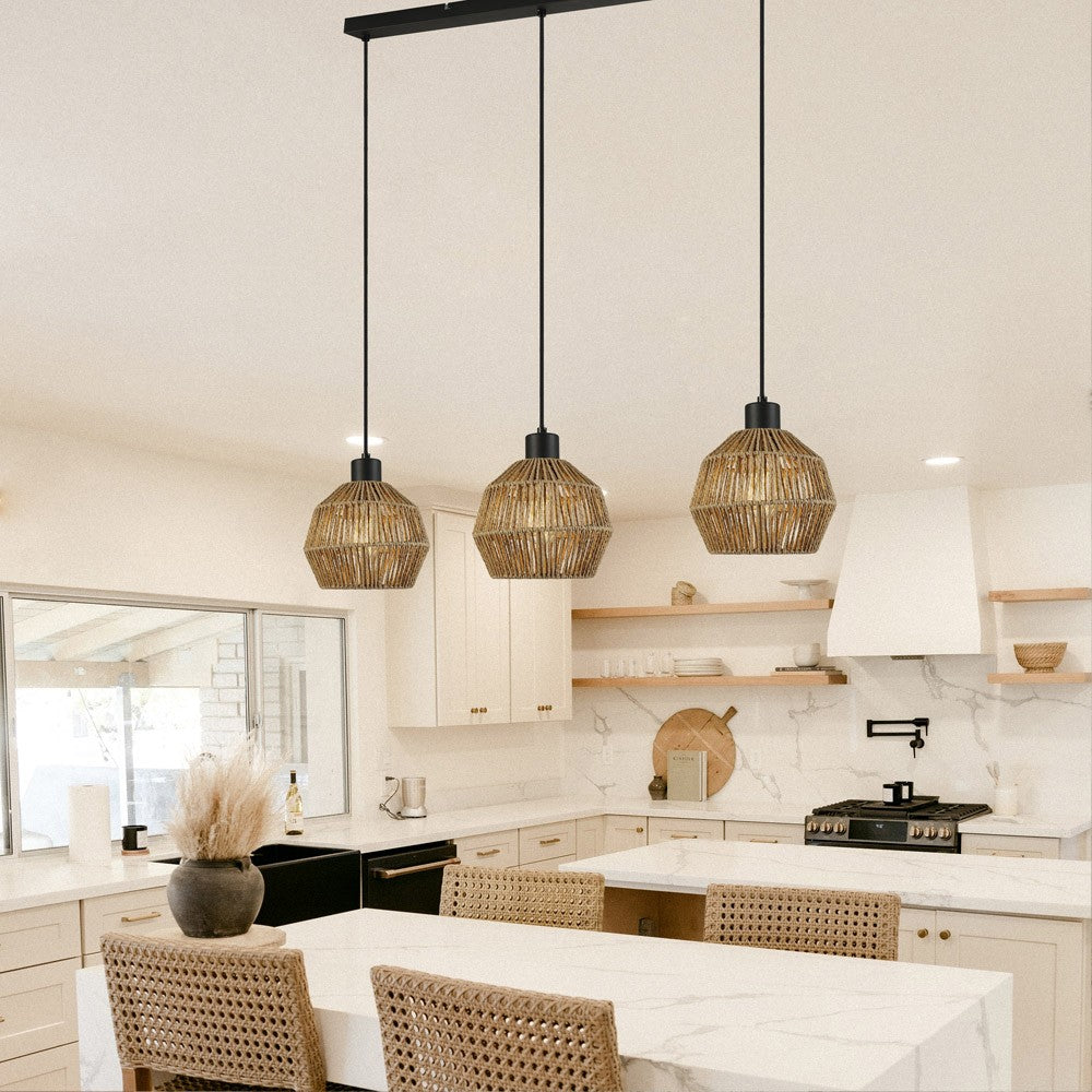 Lámpara Krabi fabricada en metal y ratán color negro, ideal para comedor