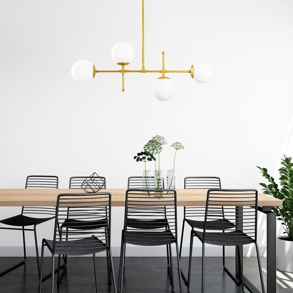 Lámpara fabricada en metal color oro con tulipas de cristal mate