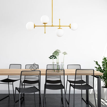 Lámpara fabricada en metal color oro con tulipas de cristal mate