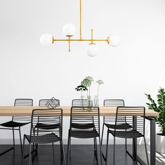 Lámpara fabricada en metal color oro con tulipas de cristal mate