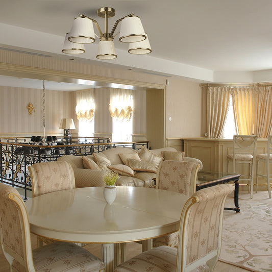 Lámpara Trébol fabricada en metal color cuero y textil beige, iluminación elegante