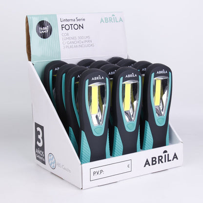 Linterna de Trabajo FOTON 300 Lúmenes Negro/Verde Fabrilamp encendida con proyección de luz y ambiente | LuzGurú