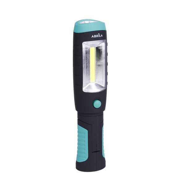 Linterna de Trabajo FOTON LED+COB 320 Lúmenes con Imán y Gancho Negro/Verde Fabrilamp encendida con proyección de luz y ambiente | LuzGurú