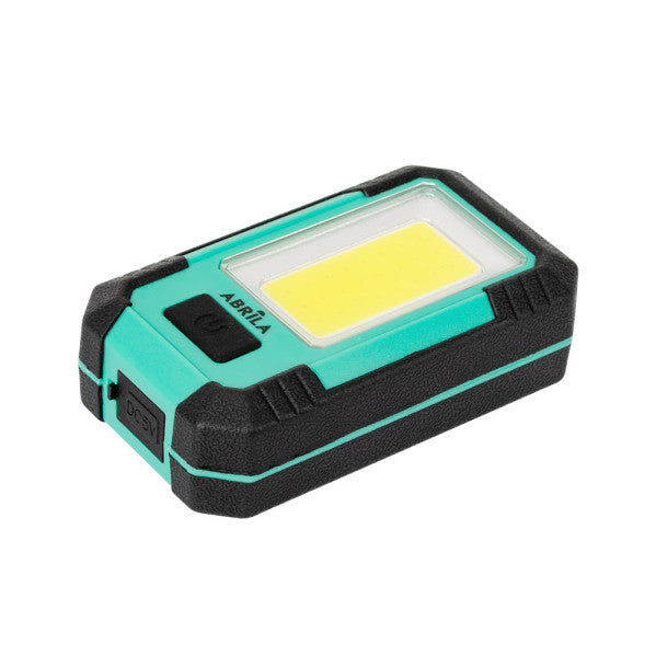 Linterna de Trabajo LED Rumbo 800 Lúmenes Negro/Verde Fabrilamp encendida con proyección de luz y ambiente | LuzGurú