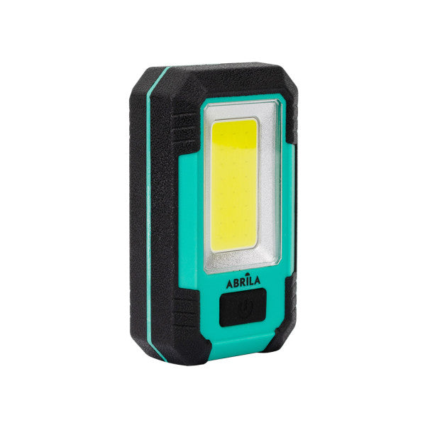 Linterna de Trabajo LED Rumbo 800 Lúmenes Negro/Verde Fabrilamp encendida con proyección de luz y ambiente | LuzGurú