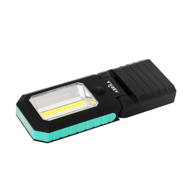 Linterna de Trabajo LED COB Rumbo 300 Lúmenes Negro/Verde Fabrilamp encendida con proyección de luz y ambiente | LuzGurú