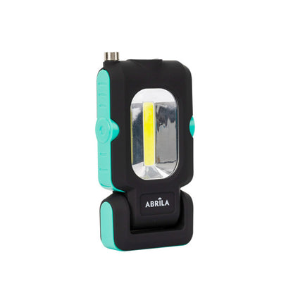 Linterna de Trabajo LED Rumbo 200 Lm Imantada Negro/Verde Fabrilamp encendida con proyección de luz y ambiente | LuzGurú