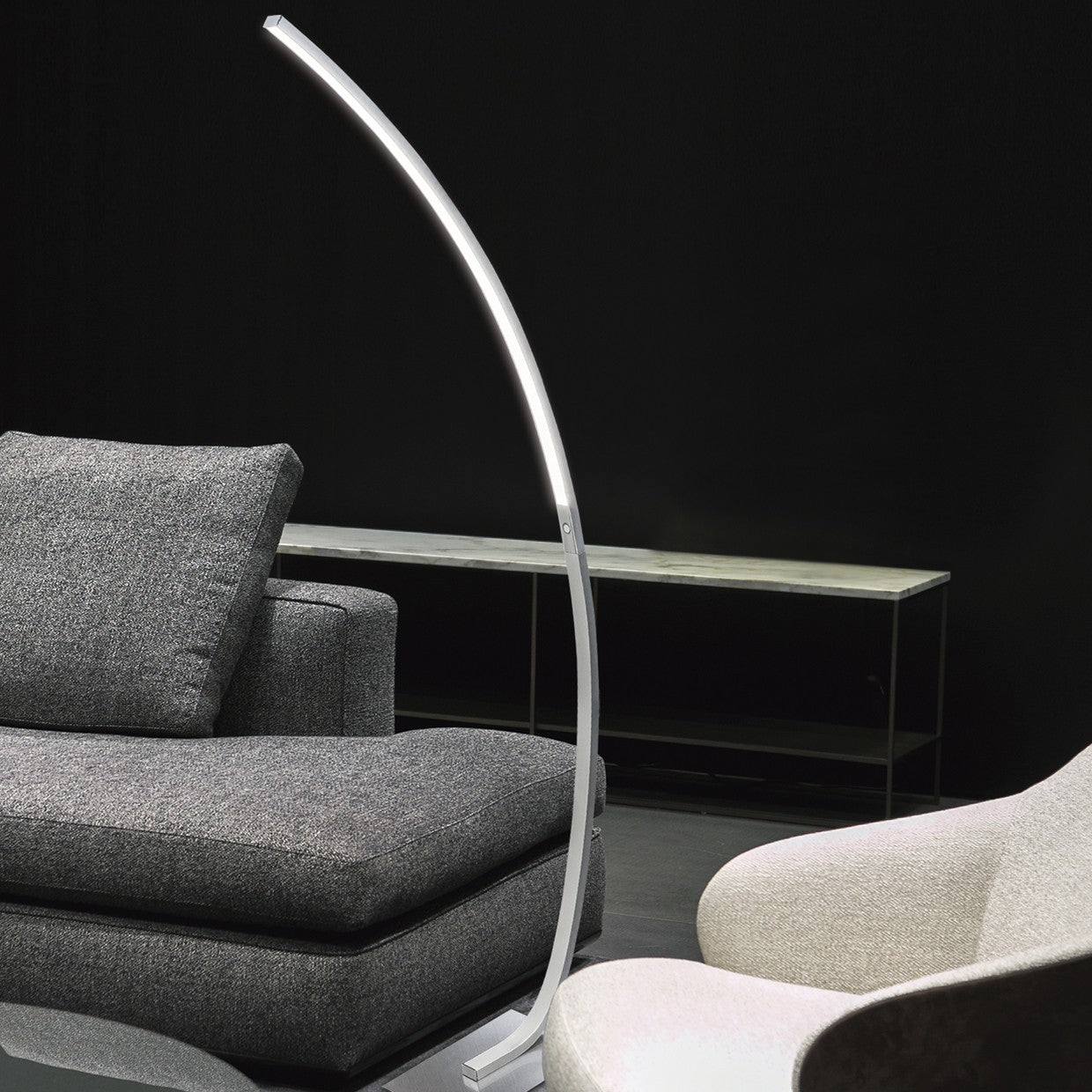 AJP/Alemar Apolo 10683 Lámpara Pie LED - Medidas: [Insertar medidas exactas aquí, ej: Alto 150cm, Diámetro pantalla 40cm, Base 30cm]. Luz neutra 4000K. luzguru.com
