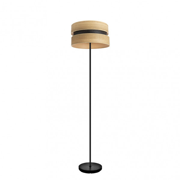 Pie de salón Colet de Fabrilamp, diseño moderno en negro y madera clara. Iluminación elegante para tu hogar.