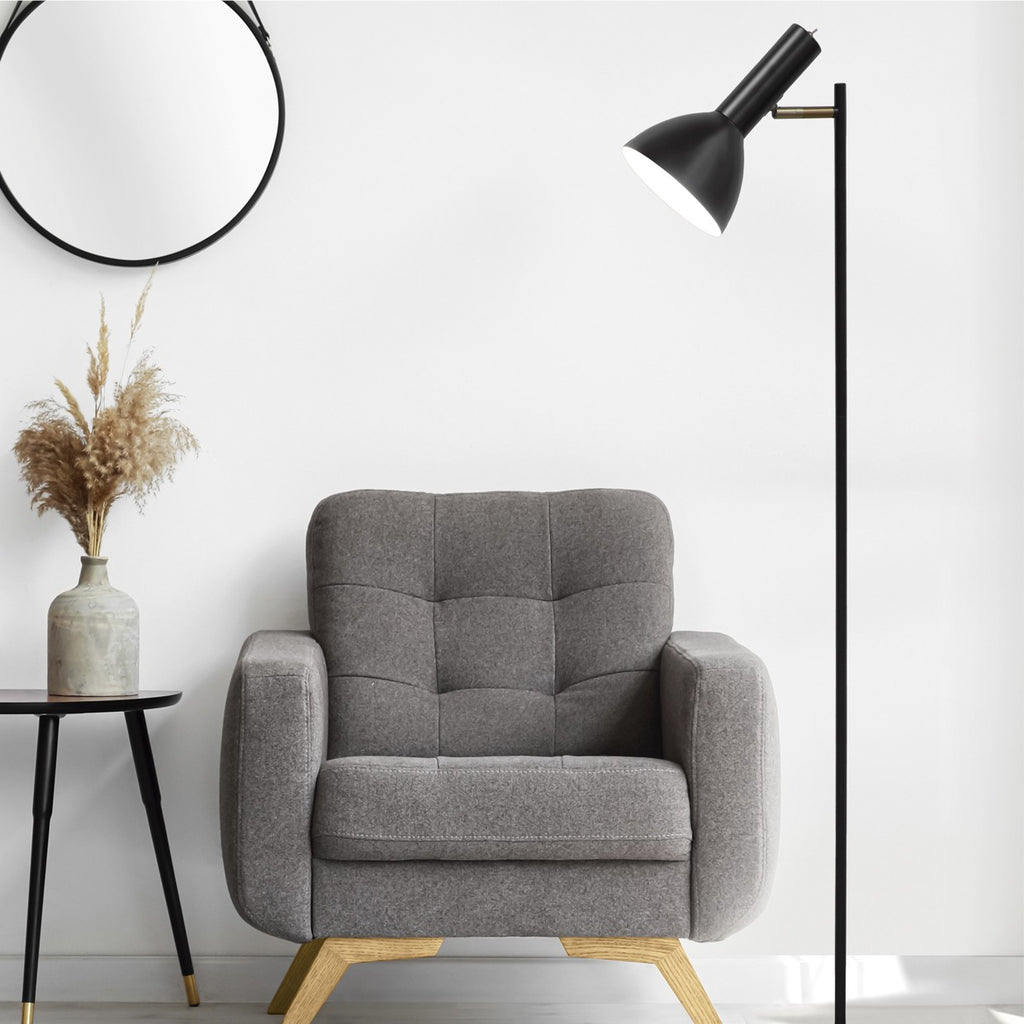 Pie de salón Lumiere Negro AJP/Alemar (Ref. 11165): medidas detalladas. Diseño moderno y orientable para una iluminación elegante en tu salón.  Compra ahora en luzguru.com
