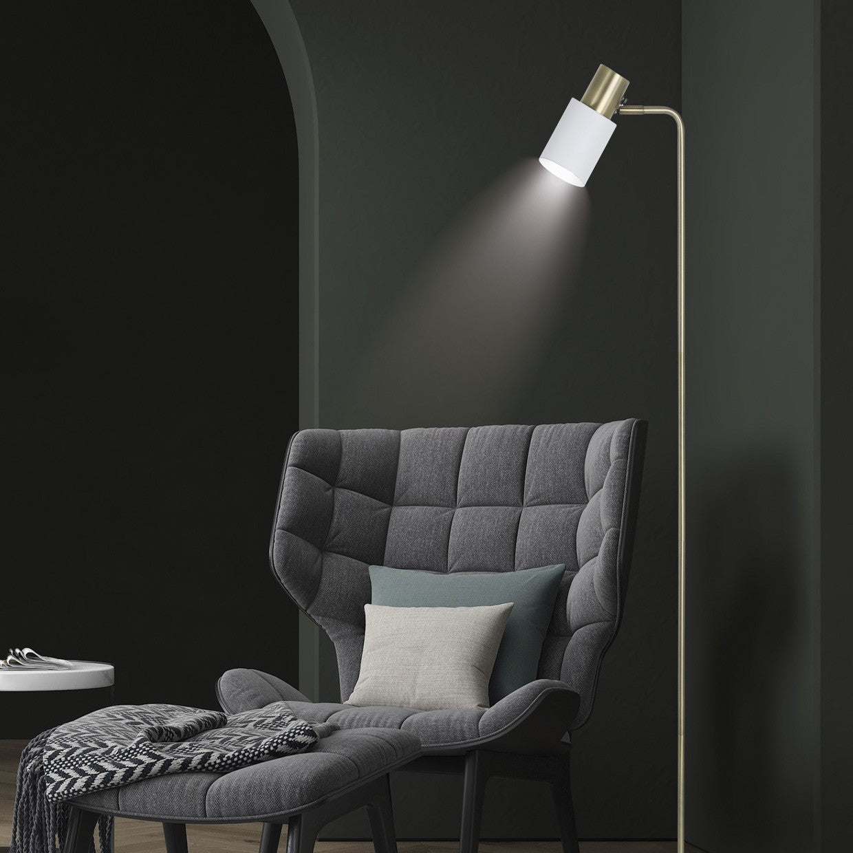 Lámpara de pie Maena AJP/Alemar Ref. 10894 - Medidas: [Insertar medidas aquí] - Latón y Blanco - Diseño moderno, 3 cabezales orientables. LuzGuru.
