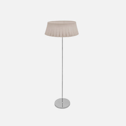Lámpara de pie fabricada en metal color gris, ideal para iluminar tu salón con estilo