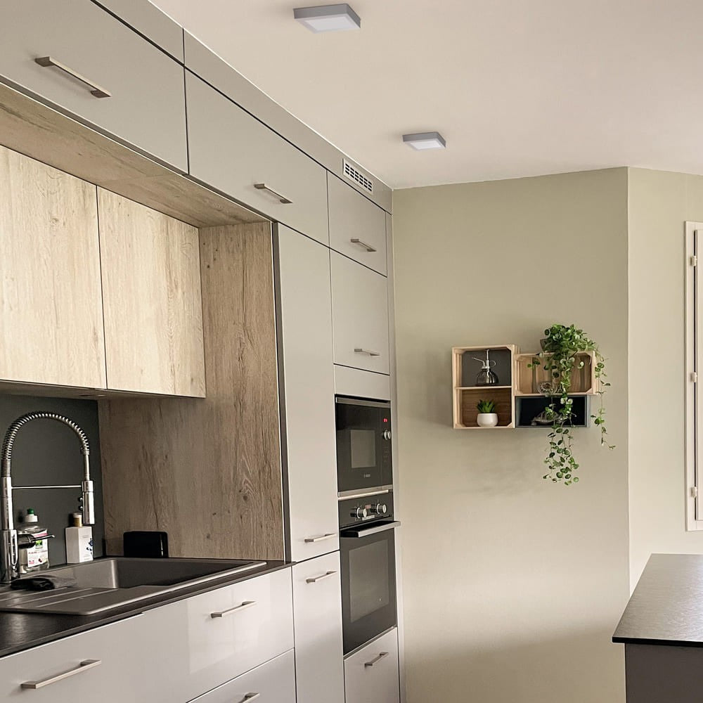 Plafón LED con 480 lúmenes para una iluminación eficiente
