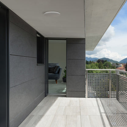 Iluminación moderna ideal para balcones con el plafón Dalia